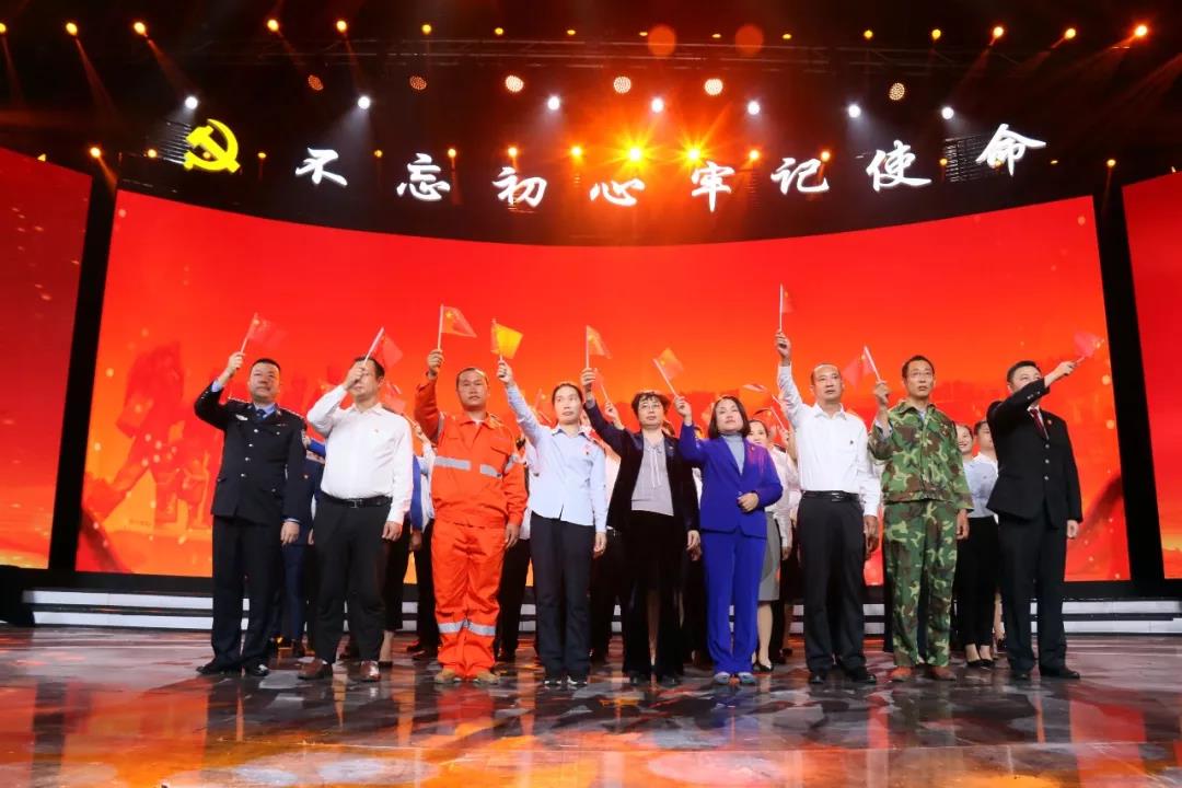 驕傲！蓮城最“?！迸卉?chē)司機(jī)，獲全市先進(jìn)典型推介！