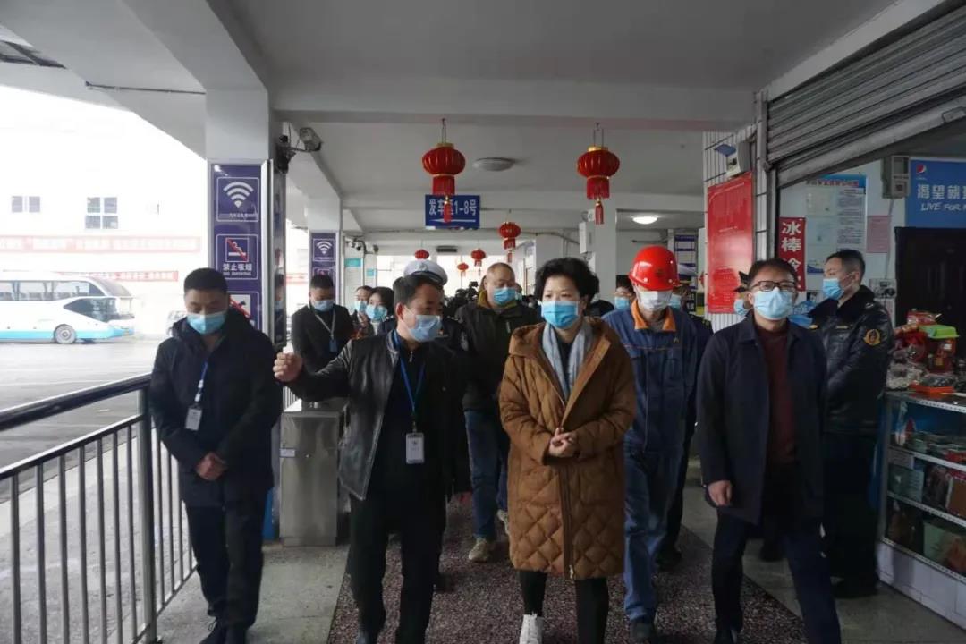 張迎春在交發(fā)集團湘運公司檢查春運工作