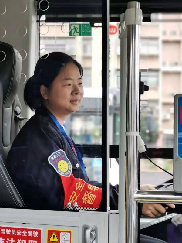 湘潭交發(fā)集團公交車駕駛員黃慧敏榮獲首批湖南省崗位學(xué)雷鋒標兵