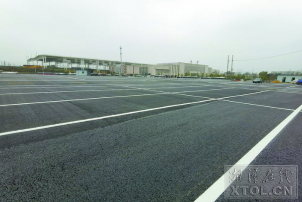 湘潭火車站南廣場(chǎng)公交站場(chǎng)修葺一新，只等公交車輛入駐。（記者 譚濤 攝）