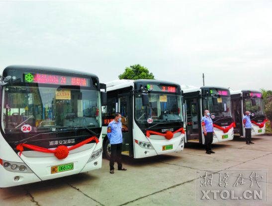 全新的24路純電動(dòng)公交車(chē)整裝待發(fā)。（記者 譚濤 攝）