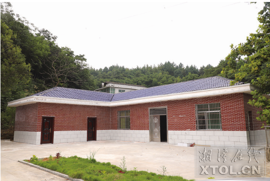 加大對對口幫扶村的基礎(chǔ)設(shè)施建設(shè)和產(chǎn)業(yè)幫扶資金支持。圖為湘鄉(xiāng)市月山鎮(zhèn)紅日村新修建的組織活動場所。