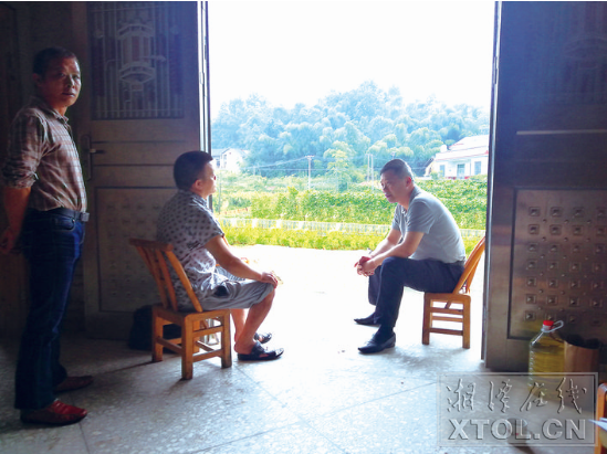 湘潭城發(fā)集團(tuán)黨委書記、董事長黃勁松開展結(jié)對幫扶走訪，與陳連華促膝交談。