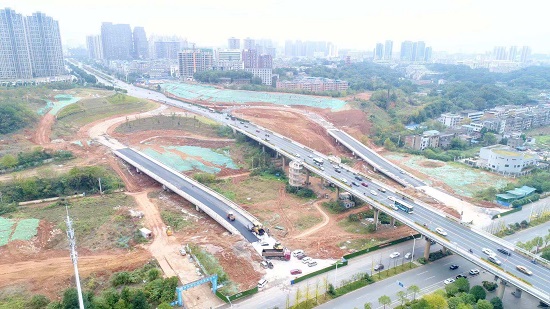 三大橋河?xùn)|匝道路面工程進(jìn)入掃尾階段。（羅韜 攝）.jpg