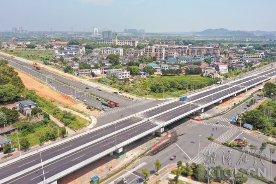 昭華跨線橋主橋竣工。（記者 方陽 攝）