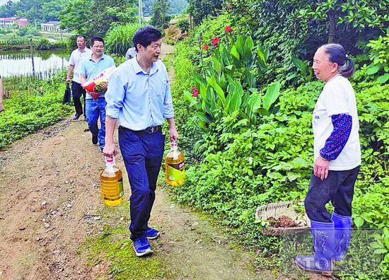 “戶幫戶親幫親，互助脫貧奔小康”，開展走訪慰問。
