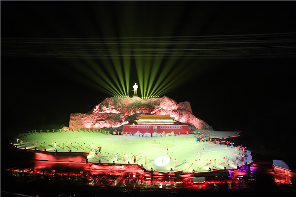 城發(fā)集團參學人員觀看紅色實景演出《中國出了個毛澤東》。.JPG