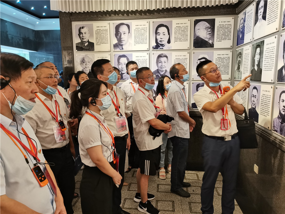 學員們在北山革命烈士陵園認真聽老師講黨史故事。_副本.jpg