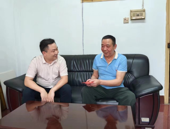 第17張：集團(tuán)黨委委員、紀(jì)委書(shū)記肖崢慰問(wèn)城發(fā)交運(yùn)集團(tuán)困難黨員楊國(guó)生.jpg