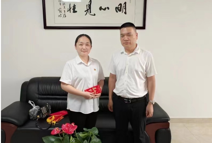 第14張：集團(tuán)黨委委員、副總經(jīng)理黃立新慰問(wèn)城發(fā)交運(yùn)集團(tuán)困難黨員張岱.jpg