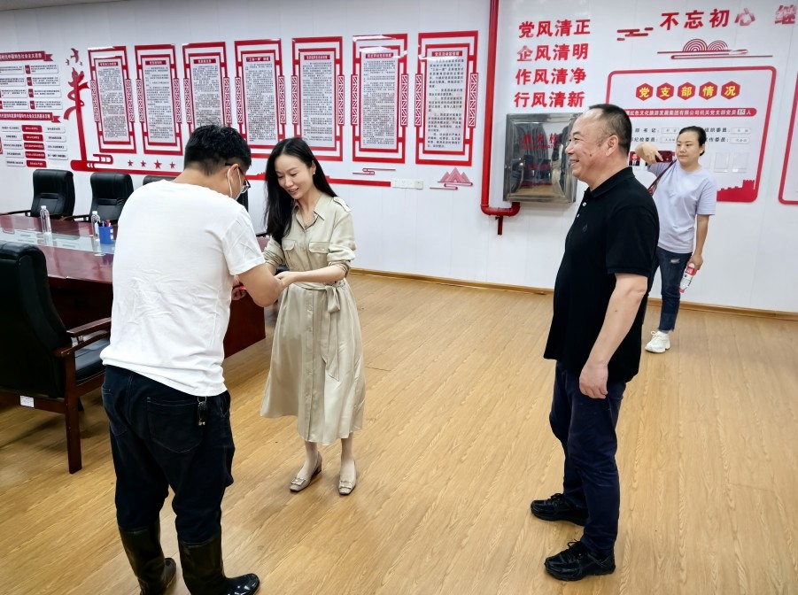 第12張：集團(tuán)黨委委員、總會(huì)計(jì)師王維慰問(wèn)城發(fā)紅旅集團(tuán)困難黨員唐文城.jpg