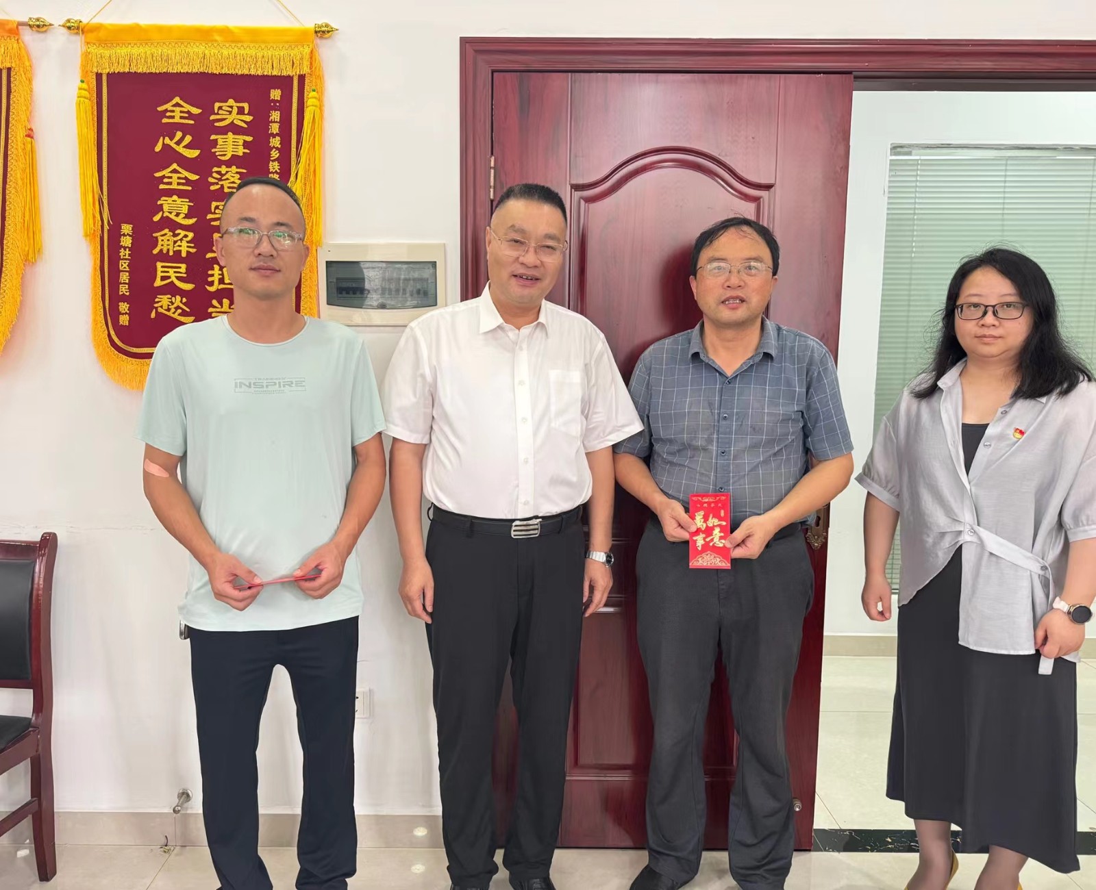 第10張：集團(tuán)副總經(jīng)理李利慰問(wèn)城發(fā)城建集團(tuán)困難黨員蔡鐵奇.jpg