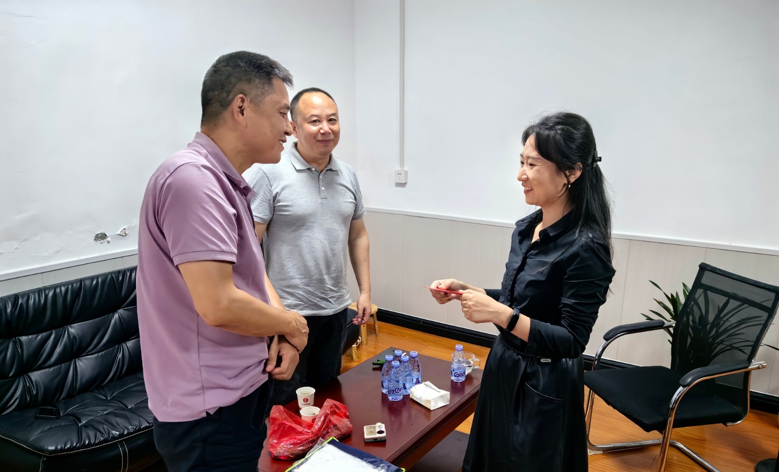 第15張：l集團(tuán)黨委委員、副總經(jīng)理王湘雷慰問(wèn)城發(fā)紅旅集團(tuán)困難黨員戴靈芝.jpg