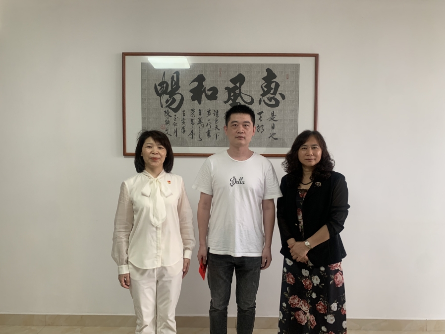 第9張：集團(tuán)黨委委員、副總經(jīng)理孫桂英慰問(wèn)城發(fā)物業(yè)集團(tuán)困難黨員劉文.jpg